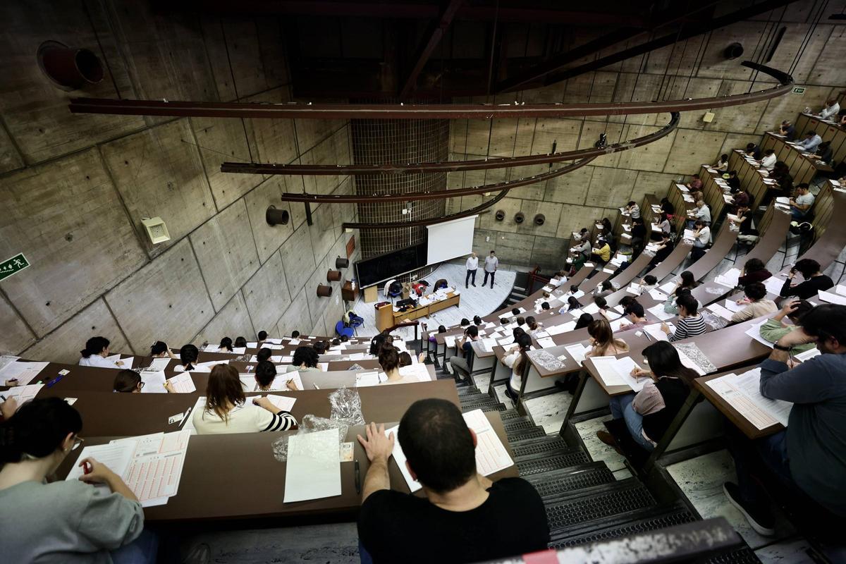 Examen de un concurso-oposición de médicos, el pasado 29 de noviembre, en la Facultad de Medicina de Oviedo.