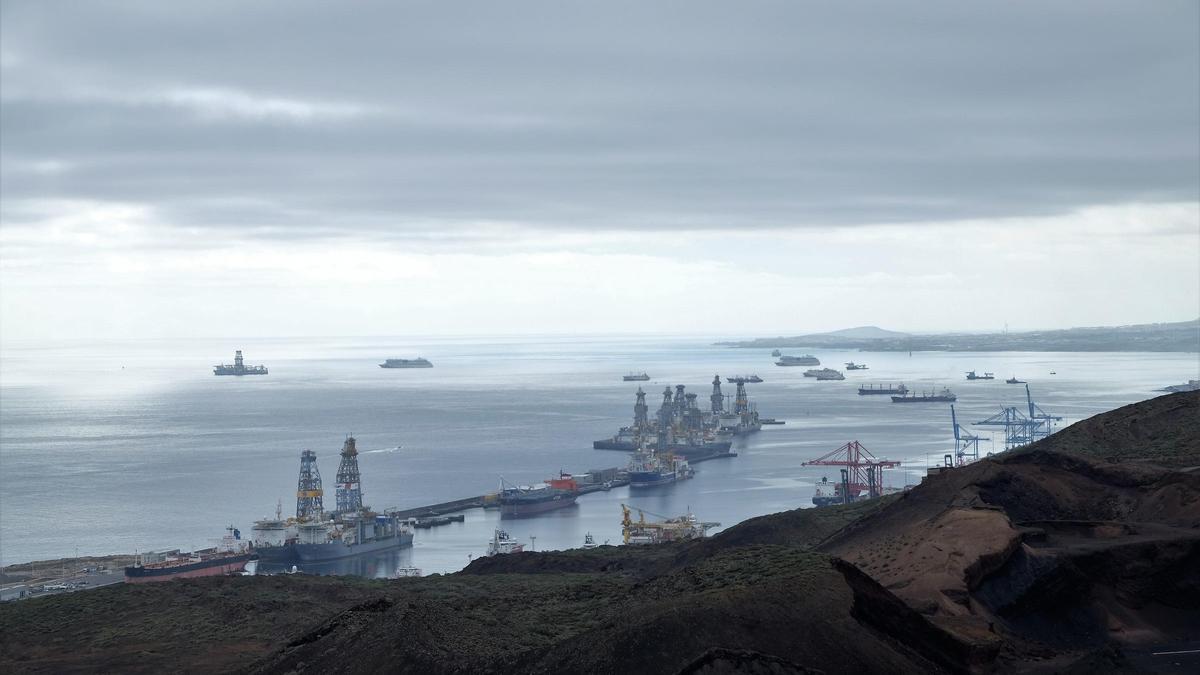 Vista del Puerto desde La Isleta, con la parcela donde se quiere instalar la planta de gas a la izquierda.