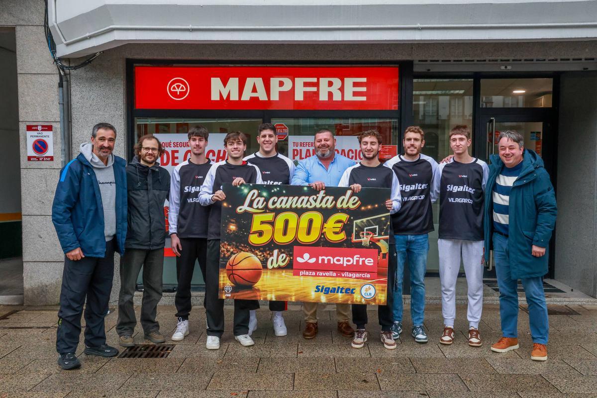 El equipo vilagarciano, directiva y patrocinador invitan a probar la puntería con un sustancioso premio.