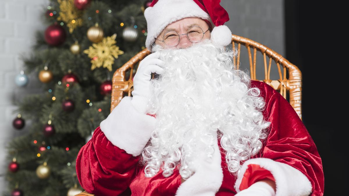 Papá Noel realizando una llamada con su &quot;smartphone&quot;