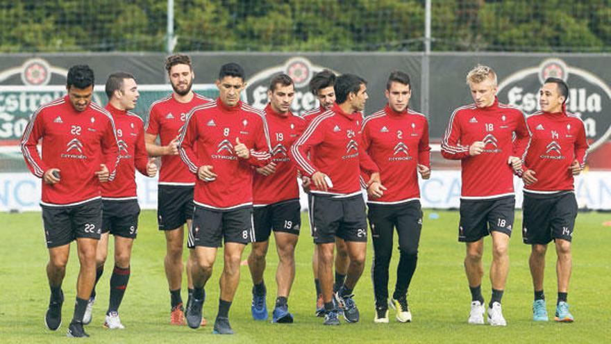 Los diez jugadores de campo titulares en Villarreal corren en A Madroa. // Marta G.Brea