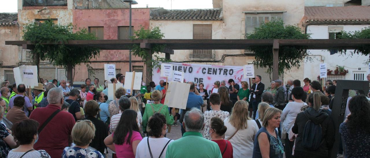 La protesta consiguió llenar ayer la Plaza del Santísimo Cristo de la Sangre, a pocos metros de donde se pretende construir el nuevo centro de salud de San Cristóbal.