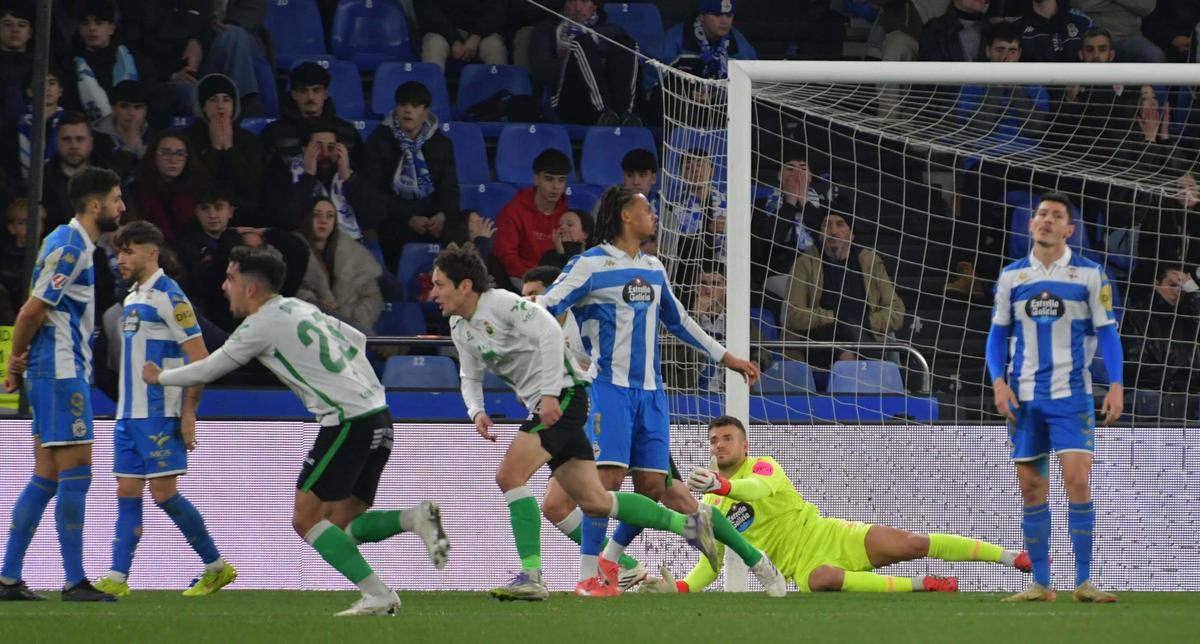 Un Dépor sin fortuna ni puntería cae en Riazor contra el Racing de Santander
