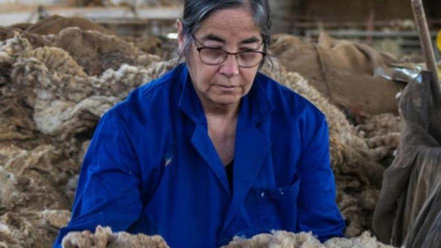 Un taller de Isa Soto rescata las técnicas artesanales del hilado con lana
