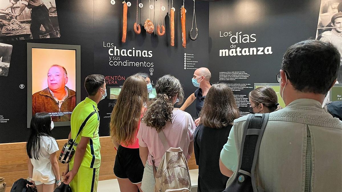 Los integrantes del campamento en el Museo del Jamón de Monesterio