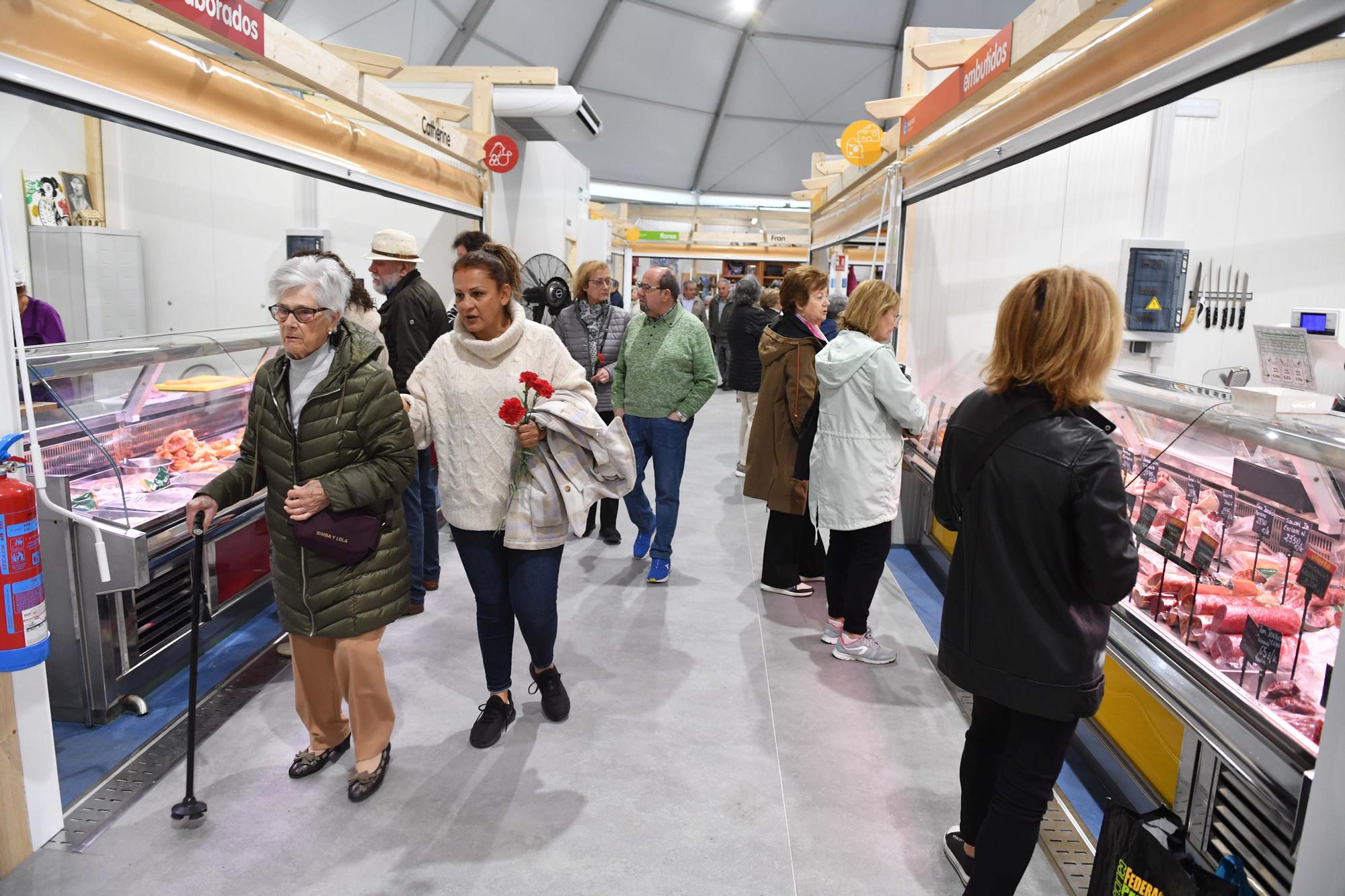 El mercado provisional de Monte Alto abre sus puertas: flores, clientes de siempre y nuevos curiosos