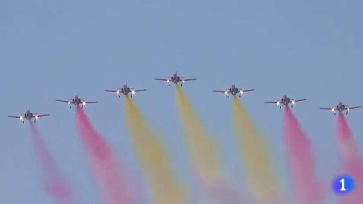 Un fallo en la mezcla de uno de los tanques de uno de los aviones de la Patrulla Águila cambia el color de una de la estelas roja