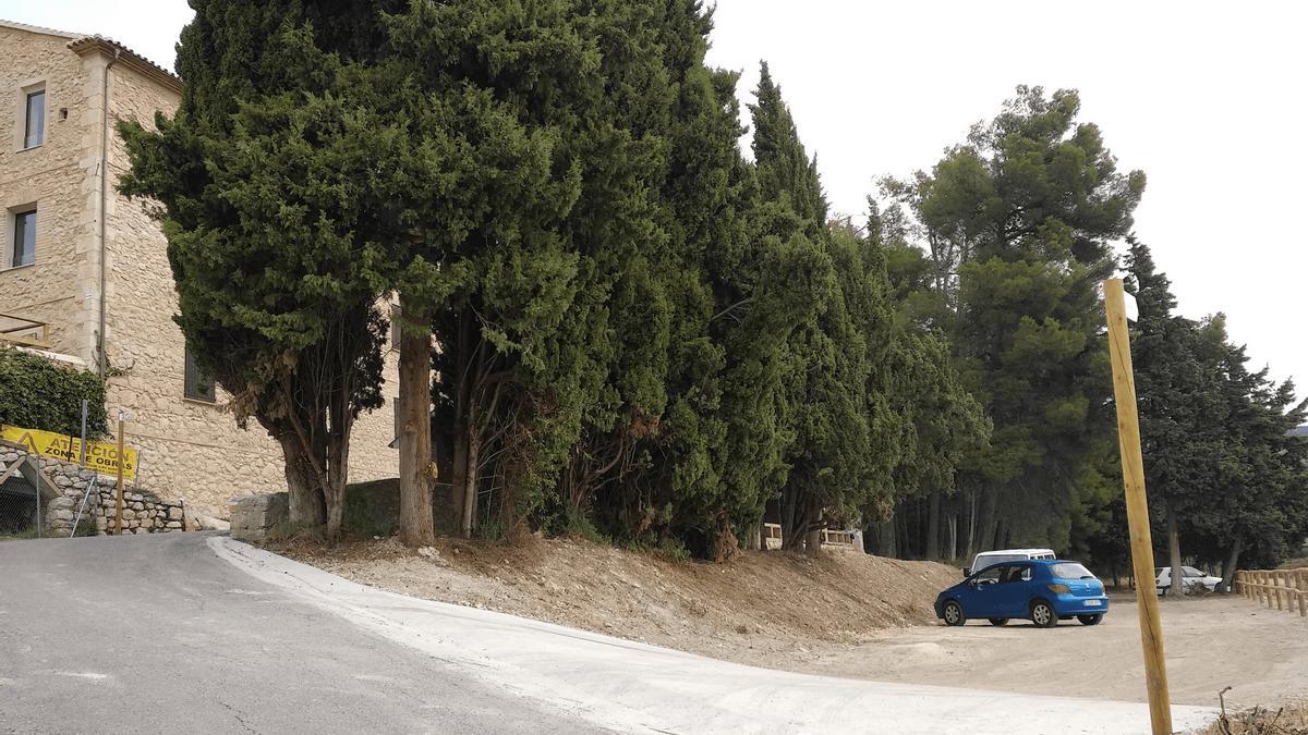 Aparcamiento habilitado junto al lavadero y el Molí de Paper de Ibi.