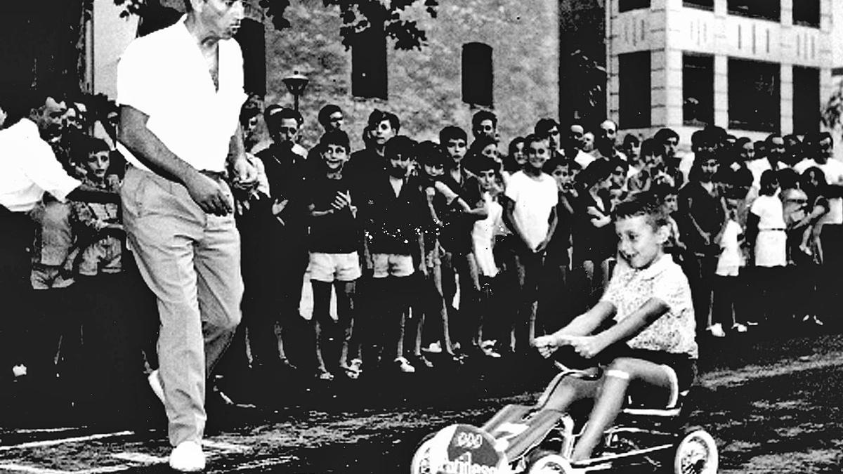 Un jovencísimo Adrián Campos cruza la línea de meta, en primera posición, en una carreca de ciclo-cars en la avenida Luis Suñer. | ALFONSO ROVIRA