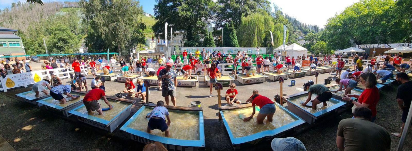 Una edición del campeonato de bateo de oro en Navelgas.