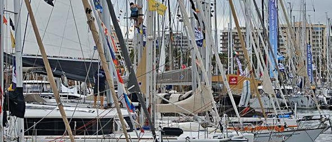 Barcos atracados en los pantalanes del Muelle Deportivo de Las Palmas de Gran Canaria.