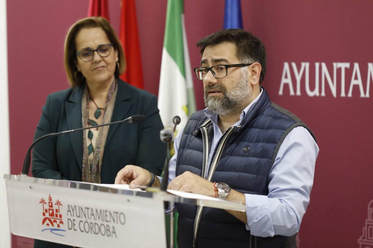 - La presidenta del Imdeec, Blanca Torrent, junto al presidente de la Asociación de Empresarios de la Madera y el Mueble de Córdoba (Uniema), Enrique Fernández, informan sobre el proyecto 'Oportunidades de empleo y desarrollo sostenible con la madera y el mueble de Córdoba'.