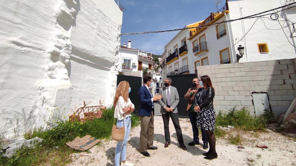 El presidente de la Diputación de Málaga, Francisco Salado, visitó la parcela el pasado mes de abril.