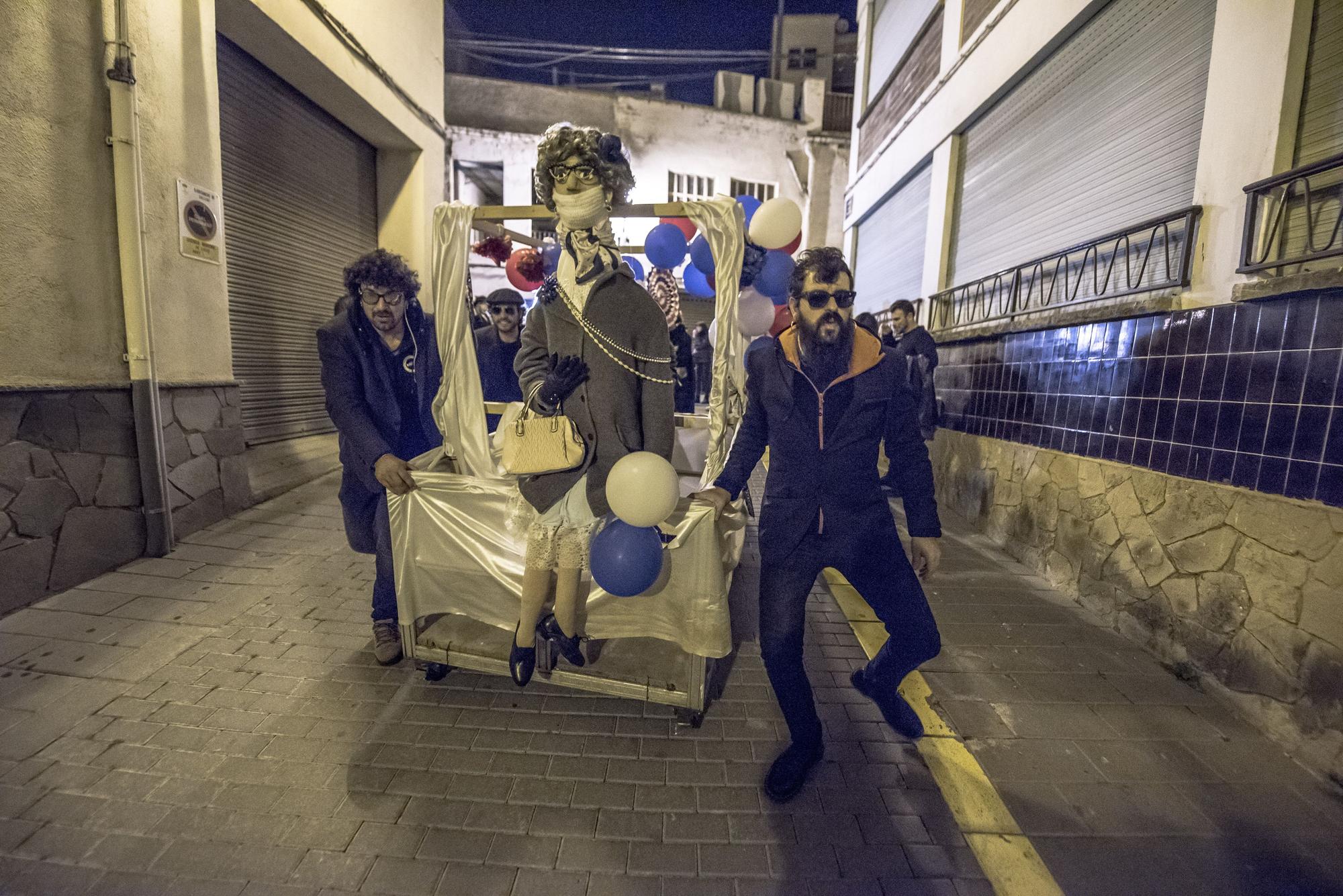 Sallent acomiada la reina Carnestoltes en una concorreguda rua