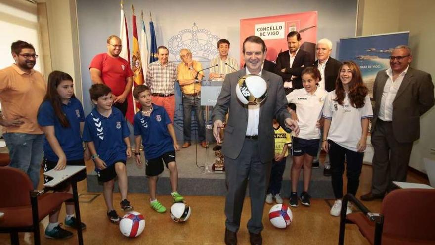 Abel Caballero, con la pelota, durante la presentación del torneo, ayer en el Concello. // Adrián Irago