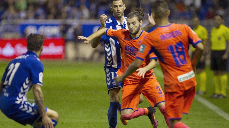 Gastón Silva,. defensor del Granada, sale con el balón.