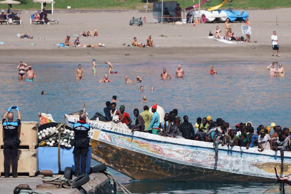 Casi 900 migrantes llegan a Canarias een cayucos.