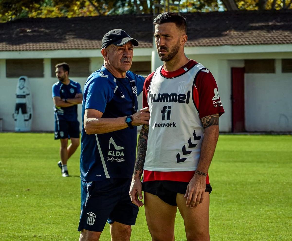 Claudio da indicaciones a Dioni, durante un entrenamiento.