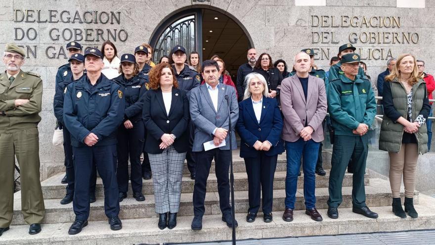 Concentración en repulsa por el crimen machista en Ribeira, ayer, ante la Delegación del Gobierno.  | // LOC