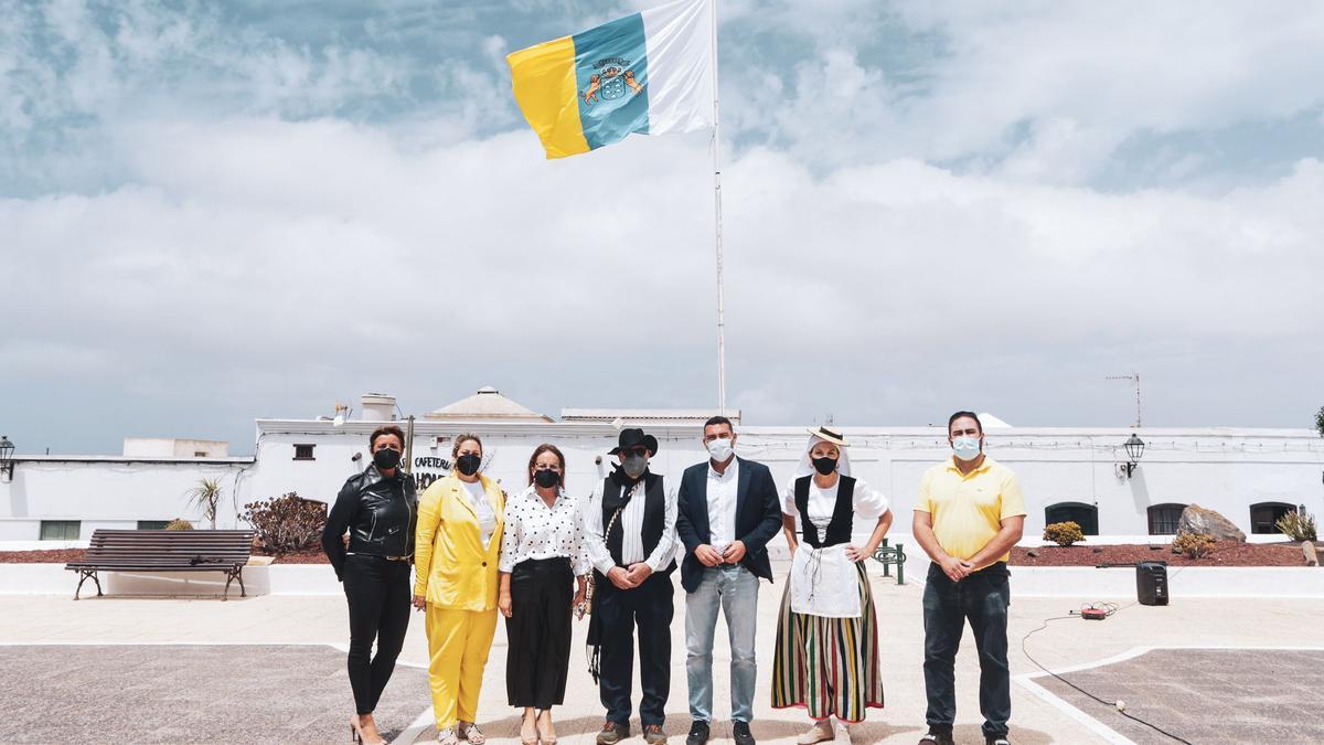 Izado de la bandera con motivo del Día de Canarias