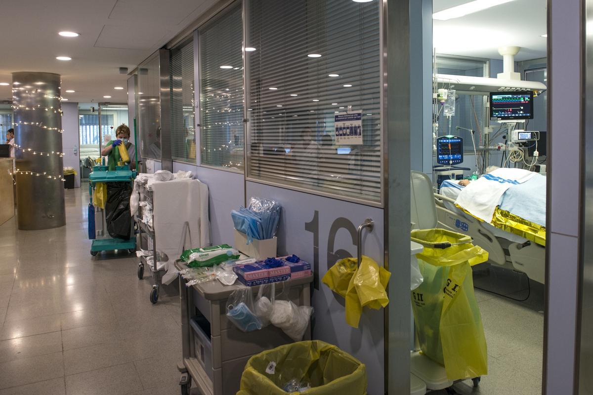 El coronavirus retrocedeix a Catalunya, tot i que suma 129 morts i la pressió hospitalària augmenta