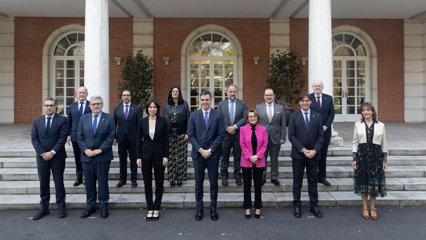 Reunión de la junta rectora de la CRUE con el presidente del Gobierno y la ministra de Ciencia, ayer.