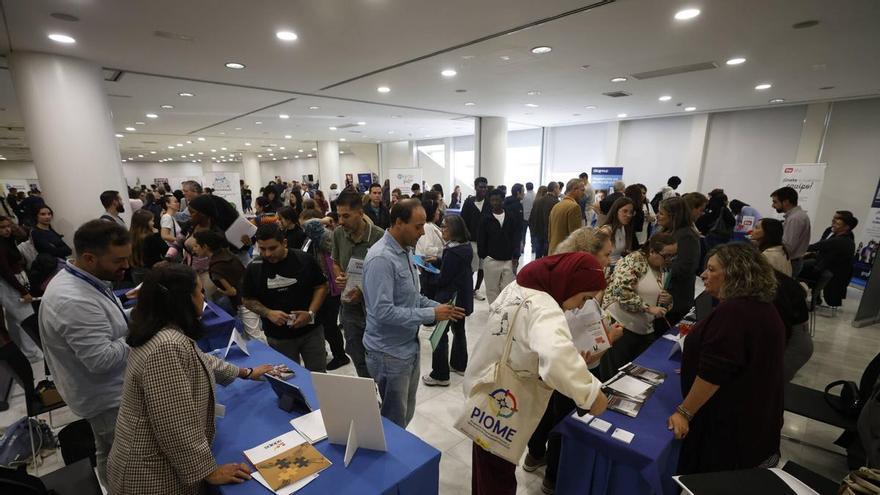 La feria de empleo del Calatrava, un foro de "oportunidad y esperanza" para los parados regionales en Oviedo