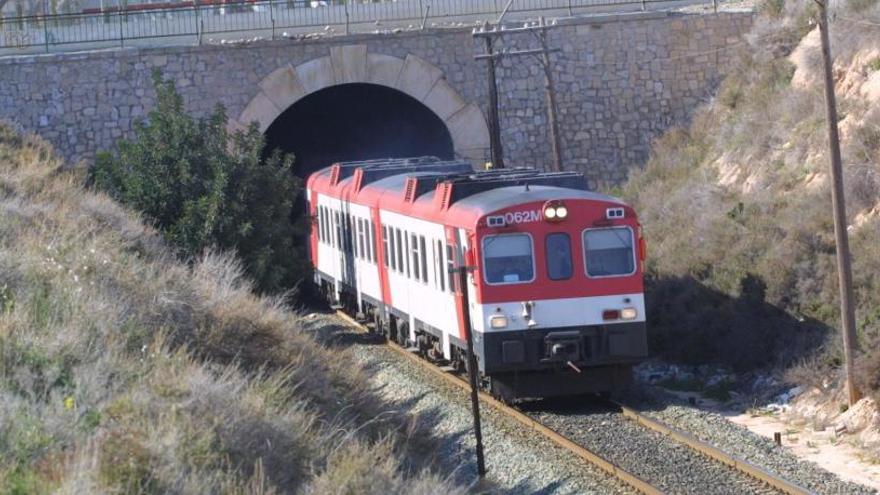 Una avería por las lluvias provoca retrasos en la estación de Renfe en Elche