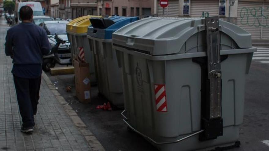 Contenedores de basura y de reciclaje en una calle del centro de Elche, en imagen de archivo.