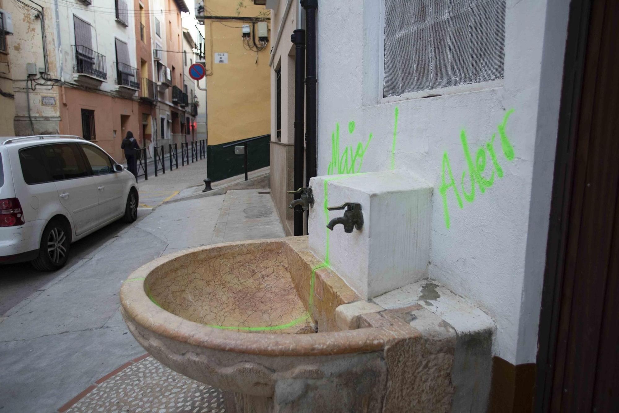 Ensucian con un aerosol varios espacios del casco histórico de Xàtiva