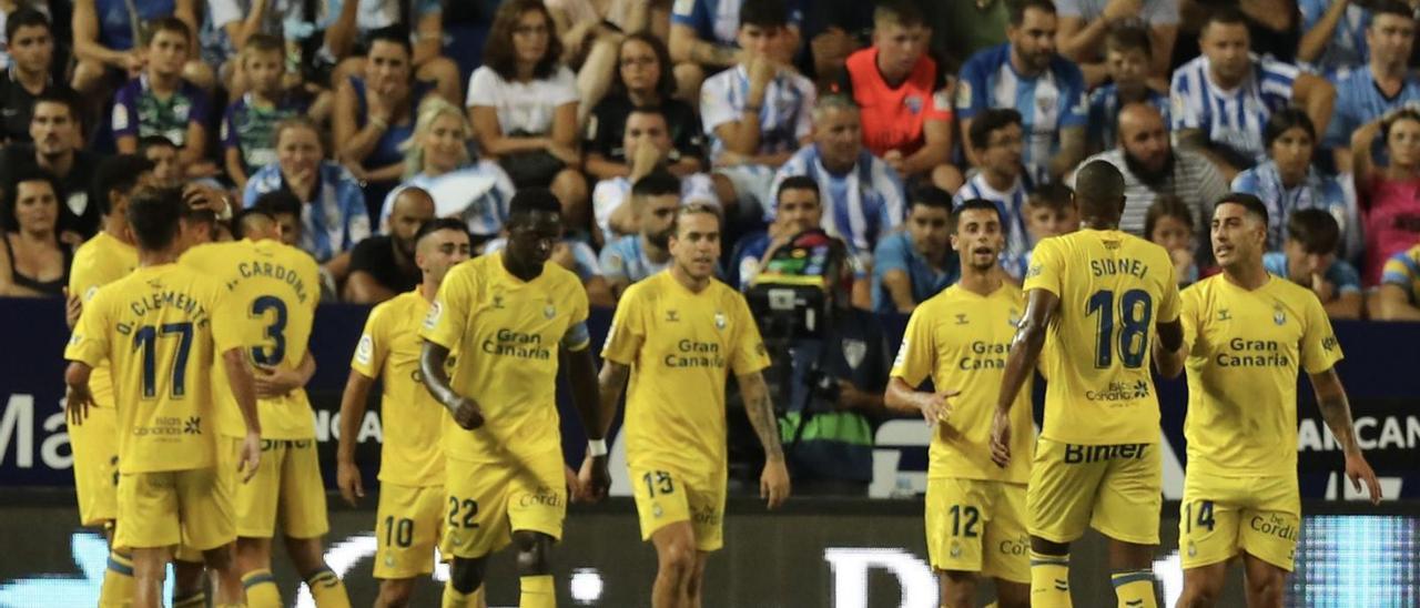 Los jugadores de la UD Las Palmas celebran el segundo gol del equipo, de Marc Cardona, en Málaga. | | LOF