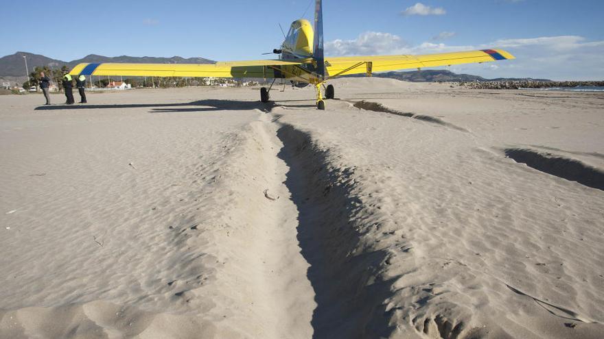 La avioneta, en la playa del Gurugú del Grao de Castelló. Foto: ACF