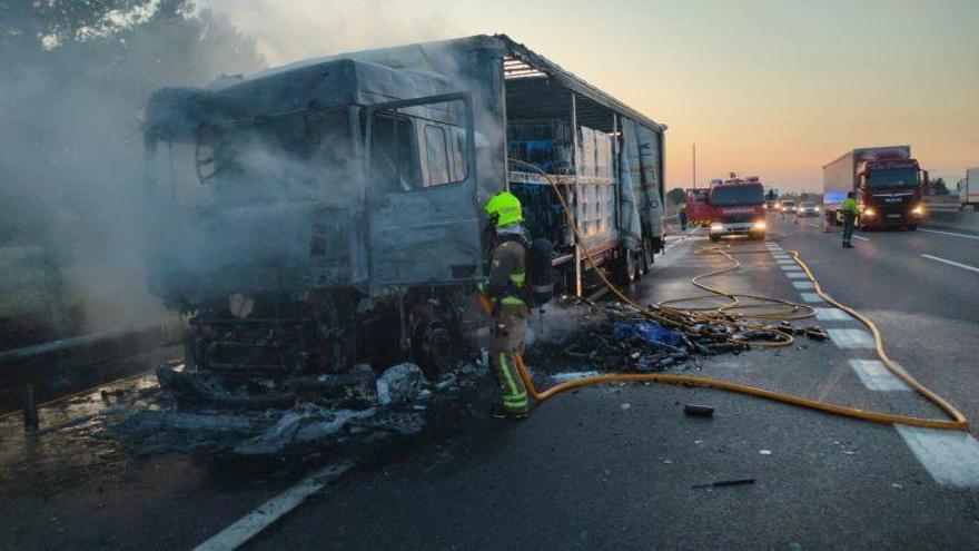 El incendio de un camión obliga a cortar un acceso a Malpica y un carril de la A-2