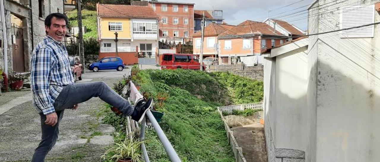 Un vecino en la parte trasera de la Casa da Música, donde se construirá un nuevo muro de contención. |   // FDV