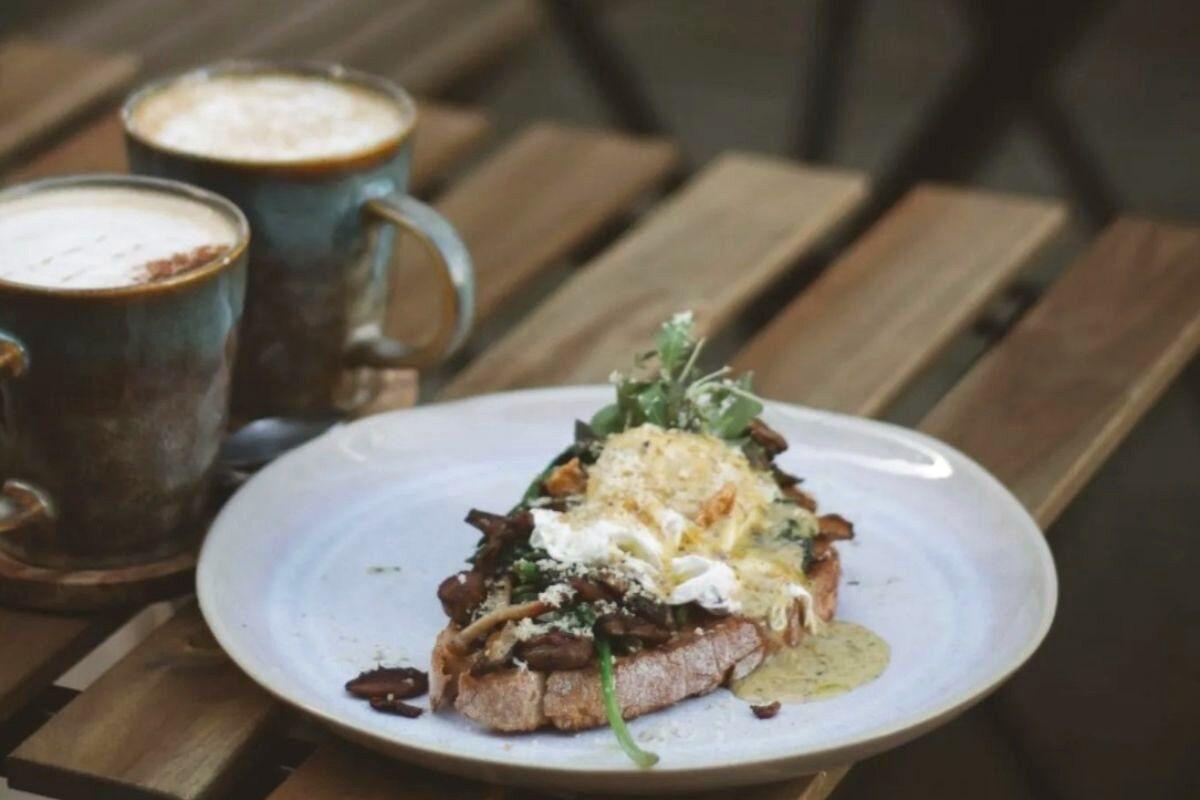 La famosa tostada de aguacate de esta cafetería de Santiago, junto a su café de especialidad, en su terraza exterior