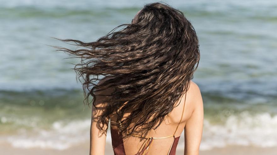Cómo cuidar el pelo en verano: claves para evitar el daño solar en la playa y piscina