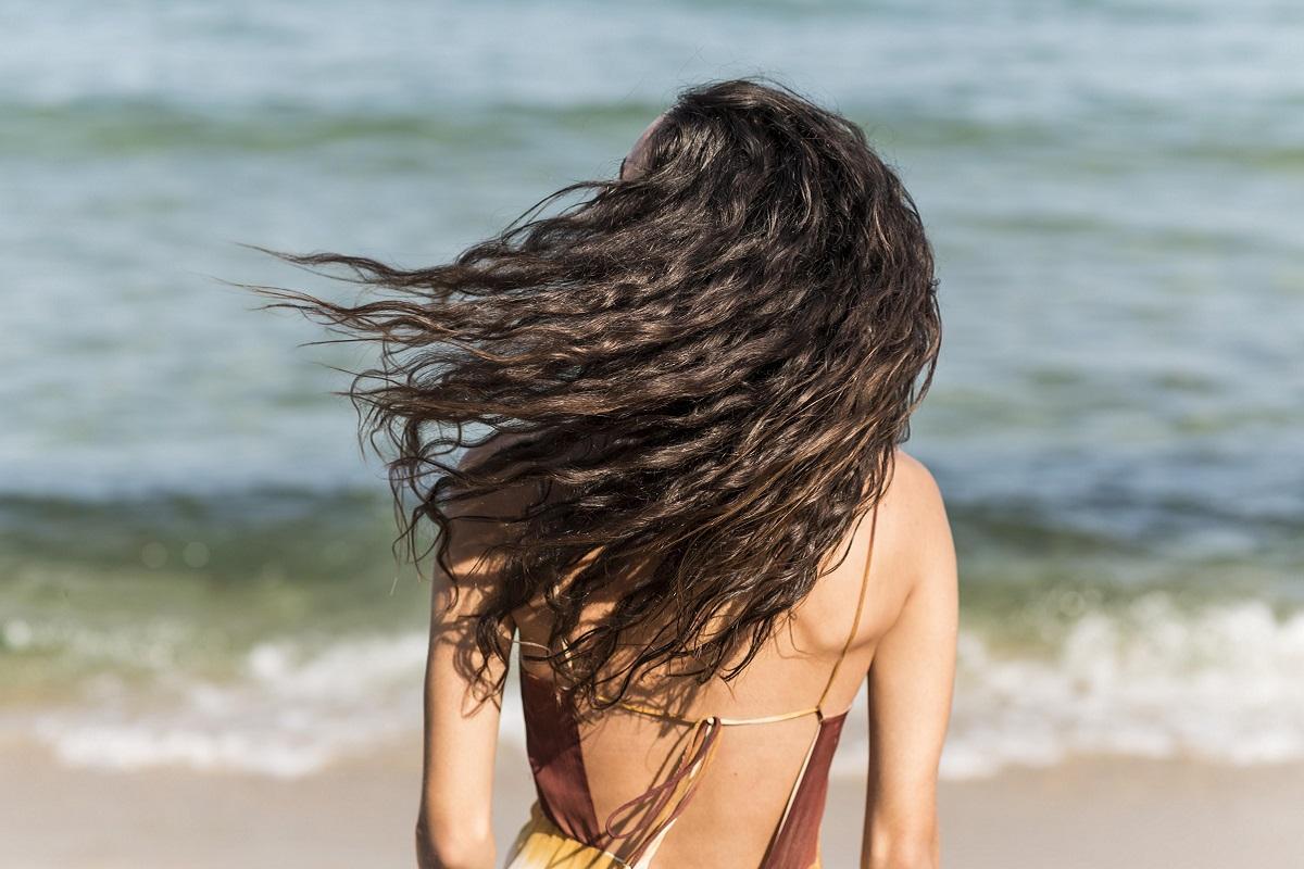 Consejos del dermatólogo para cuidar el pelo durante el verano