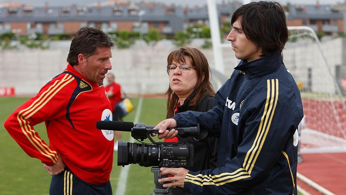 Enríquez graba un entrenamiento de la selección española en 2008.