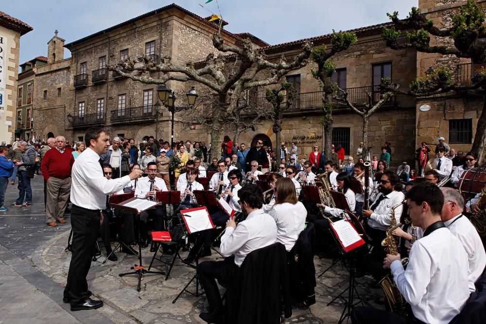 Procesión y bendición de los ramos en Gijón.