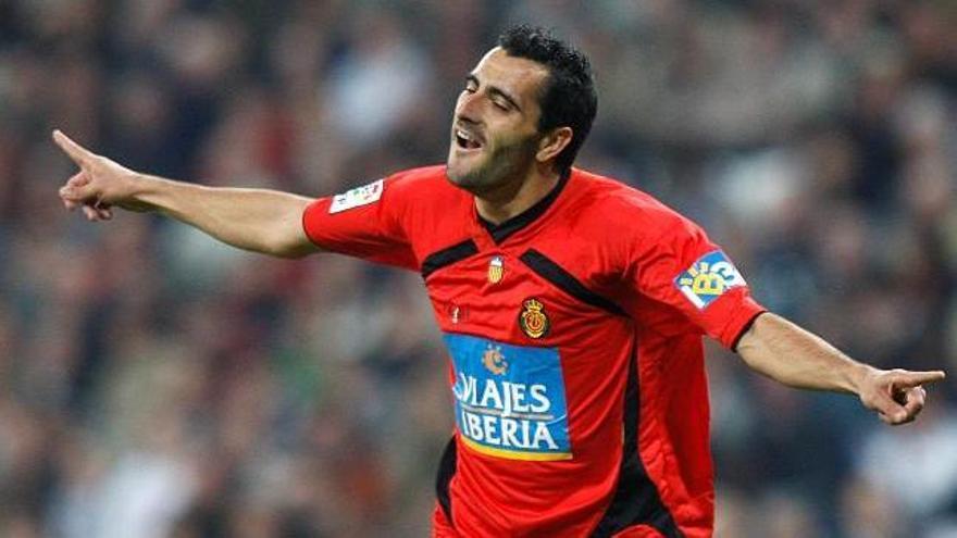 Güiza celebra uno de los goles que marcó con la camiseta del Mallorca