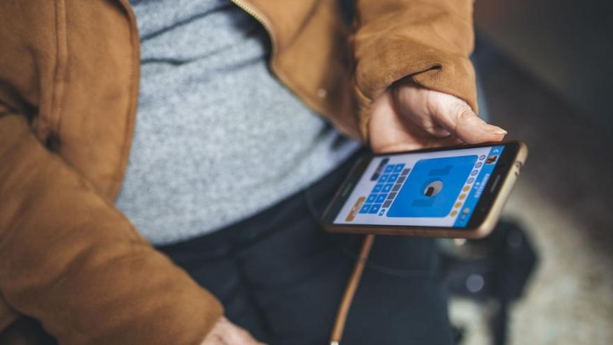 Una usuaria de Adaceco, la asociación de daño cerebral adquirido (DCA) de A Coruña, utiliza un comunicador a través de un teléfono inteligente. | // L.O.