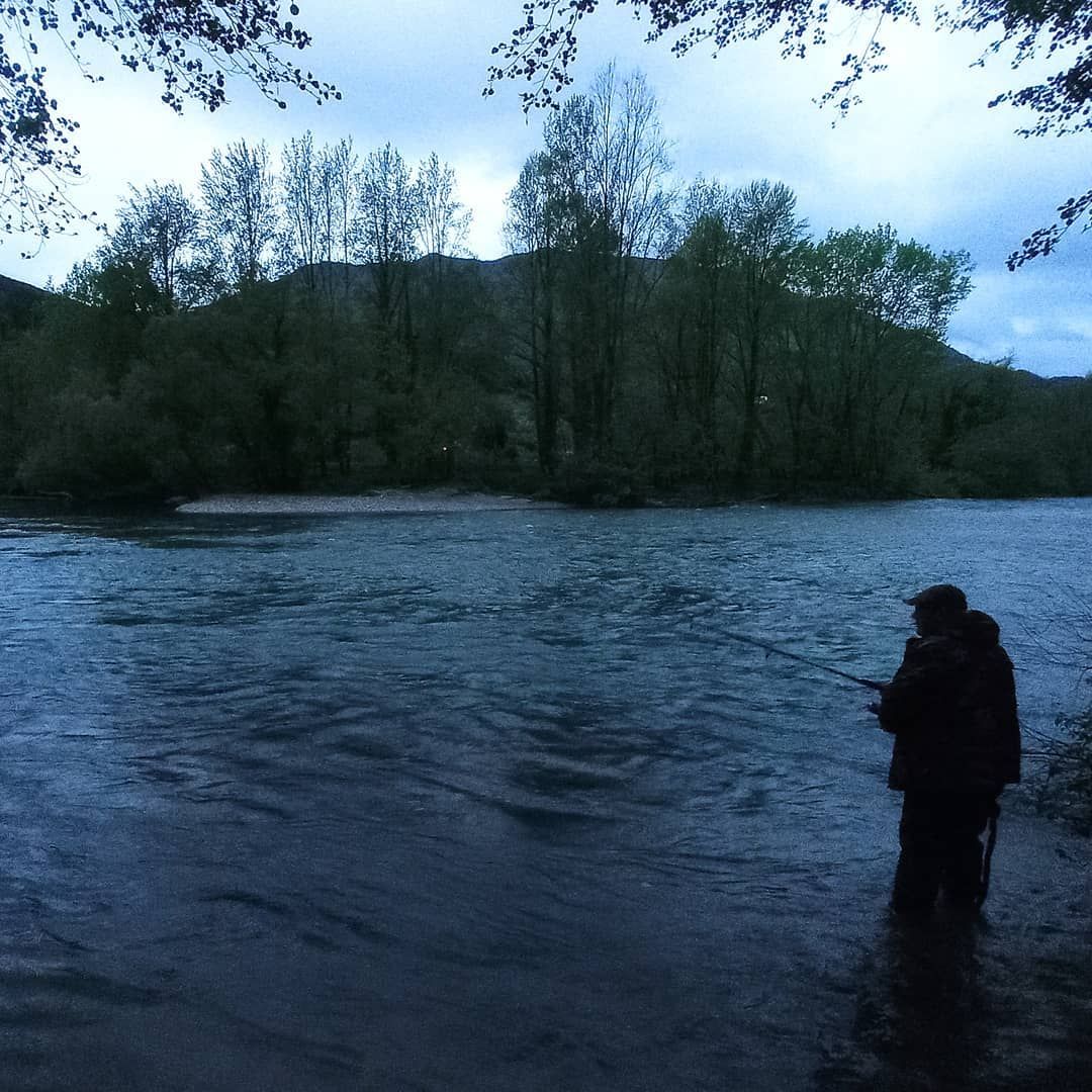 Madrugón a pie de río para sacar el campanu de Asturias