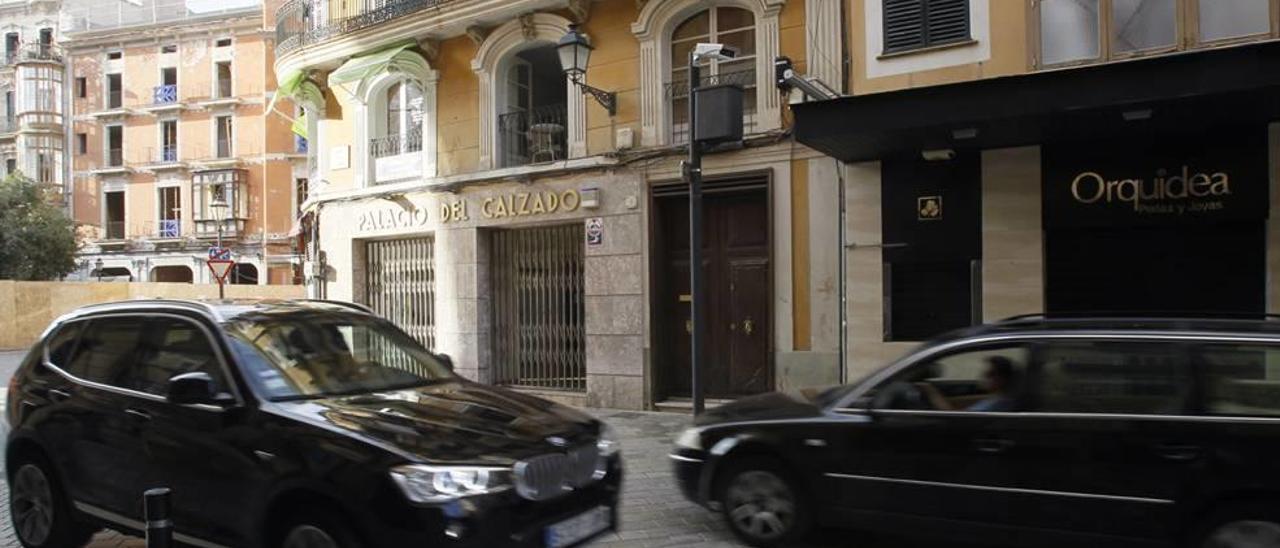 Vigilados por una cámara, un coche accede y otro sale del Acire de Santa Eulàlia.