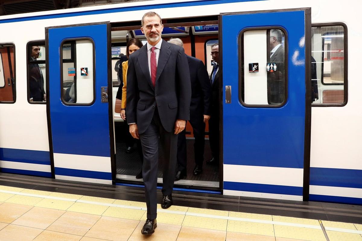 GRAF8386. MADRID (ESPAÑA), 17/10/2018.- El Rey Felipe, durante el recorrido en metro entre las estaciones de Sol y Chamartín, en el acto conmemorativo del centenario de la puesta en funcionamiento de la primera línea de Metro de Madrid.-EFE/Mariscal