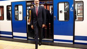 GRAF8386. MADRID (ESPAÑA), 17/10/2018.- El Rey Felipe, durante el recorrido en metro entre las estaciones de Sol y Chamartín, en el acto conmemorativo del centenario de la puesta en funcionamiento de la primera línea de Metro de Madrid.-EFE/Mariscal