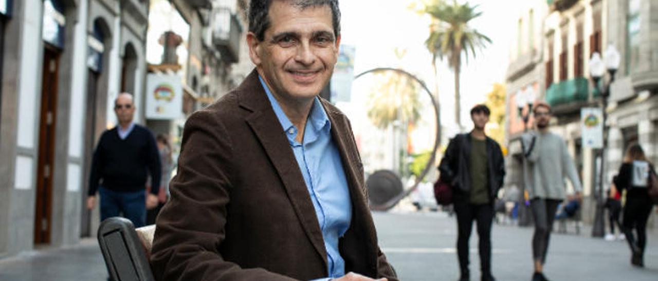 Carmelo Javier León, catedrático de Economía Aplicada en la ULPGC, sentado en un banco de la calle Triana.