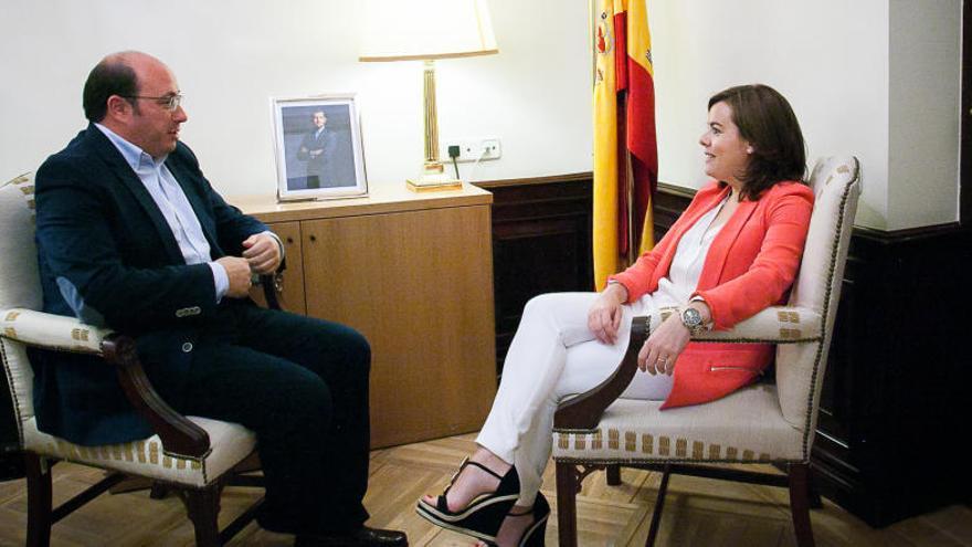 Sánchez con la vicepresidenta del Gobierno, Soraya Sáenz de Santamaría.