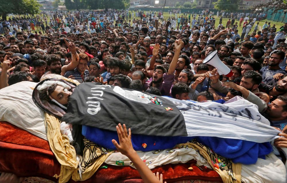 La gente lleva consigo el cuerpo de Yawar Nissar, un presunto militante que, según los medios de comunicación locales, murió durante una batalla armada con las fuerzas de seguridad indias en el pueblo de Herpora, durante su funeral en el distrito de Anantnag, en el sur de Cachemira