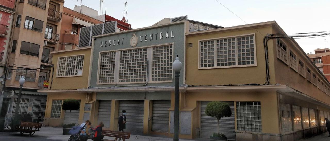 El Mercado Central de Elche, un edificio que el Ayuntamiento está dispuesto a proteger y rehabilitar para poder darle otro uso. | ANTONIO AMORÓS