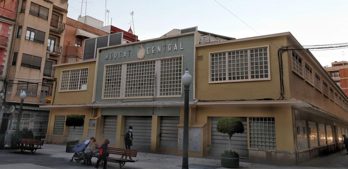 El Mercado Central de Elche, un edificio que el Ayuntamiento está dispuesto a proteger y rehabilitar para poder darle otro uso. | ANTONIO AMORÓS